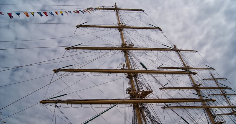 Mât de bateau : le guide complet pour bien le choisir et l’entretenir