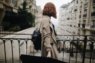Mode et féminité : comment s’affirmer avec style en toutes saisons